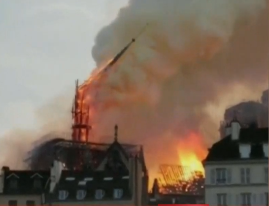 Пожар в Нотр-Даме в Париже