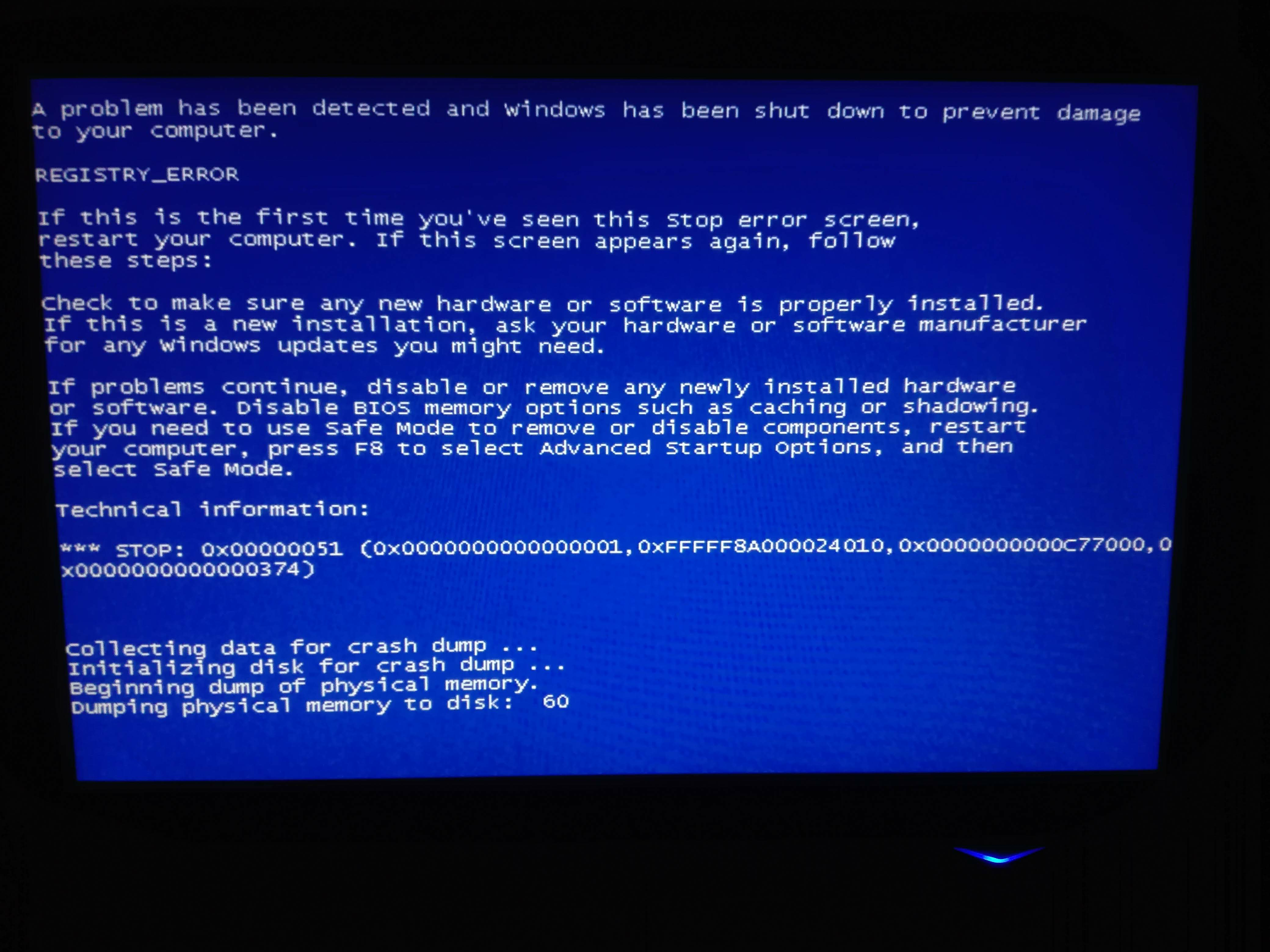 После перезагрузки синий экран. Синий экран. Синий экран смерти. Синий экран на компьютере. Голубой экран смерти.